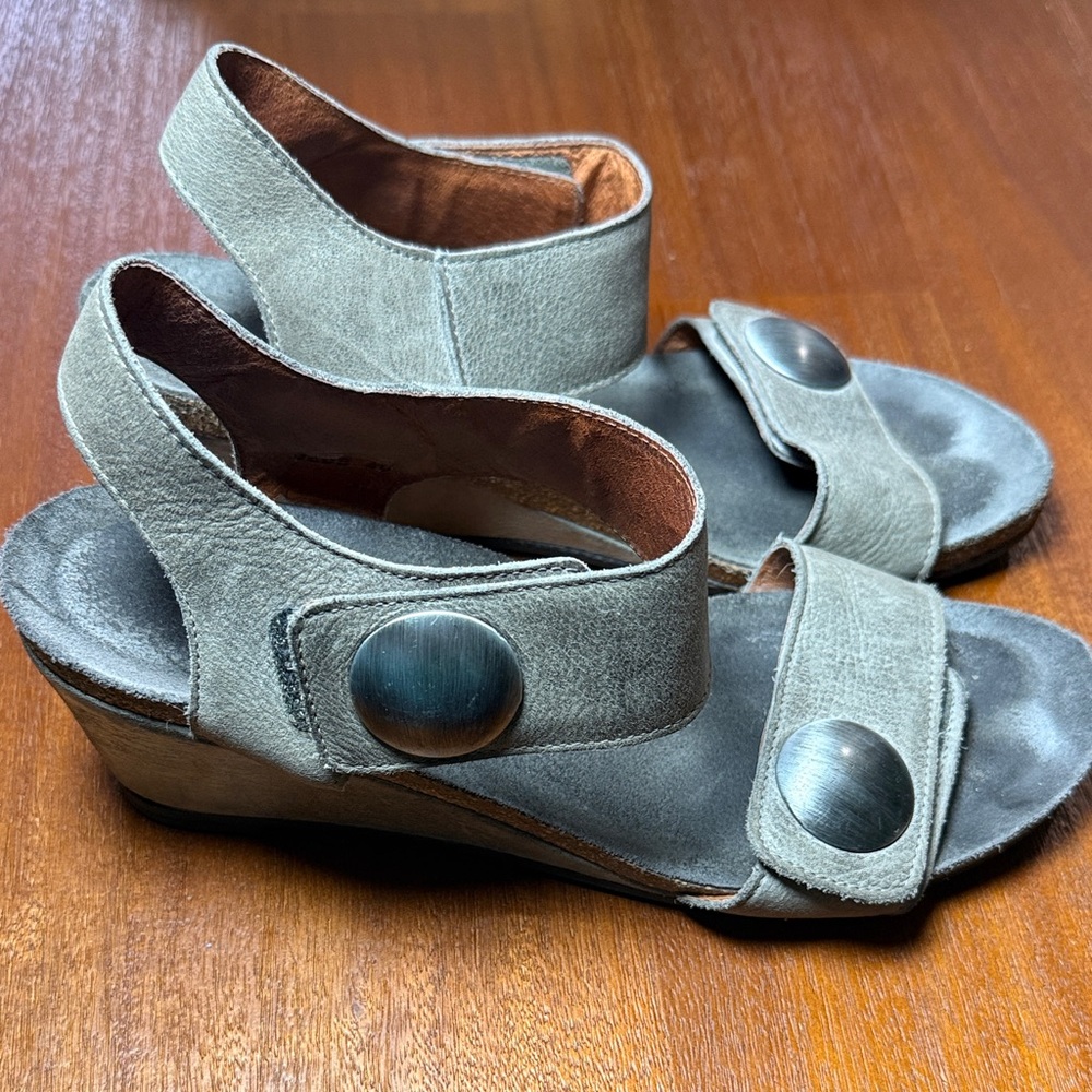 Taos Stylish Gray Sandals - Picture 4 of 11